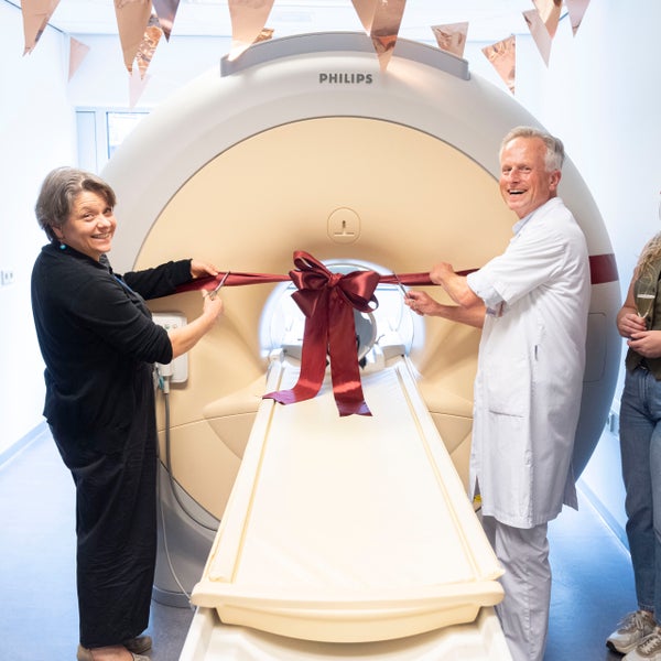 Frédérique van Berkestijn en Rutger Jan Nievelstein knippen het lint om de nieuwe oefen-MRI door.