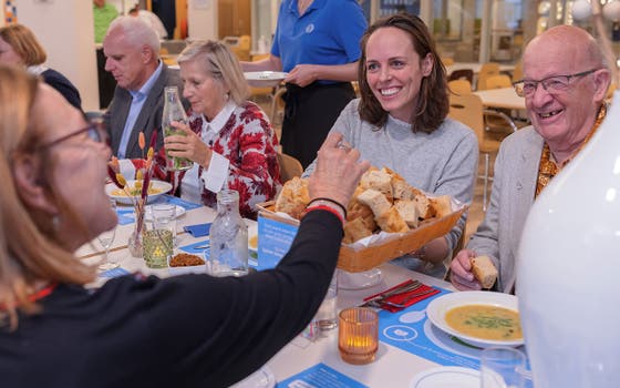 Utrechters eten samen tijdens Grote Utrecht Stadsdiner