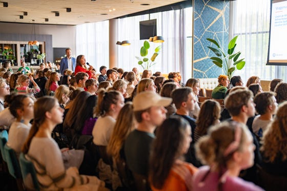 Actieve en enthousiaste deelnemers tijdens een interdisciplinaire gezondheidsuitdaging op het hart van vrouwen.