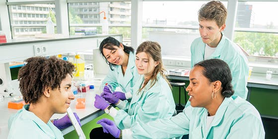 Diverse groep studenten Biodische wetenschappen in het laboratorium