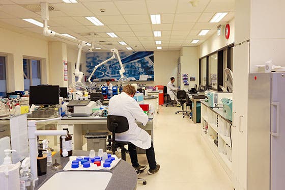 Wetenschappers werken in een modern laboratorium met geavanceerde apparatuur en diverse laboratoriumbenodigdheden