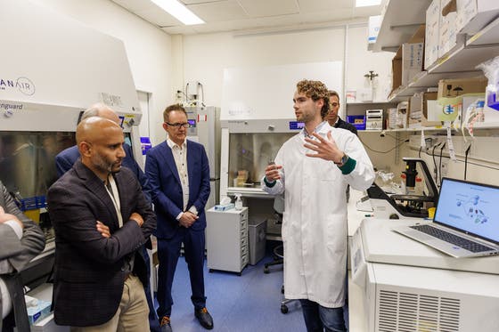 Mensen op bezoek bij een laboratorium