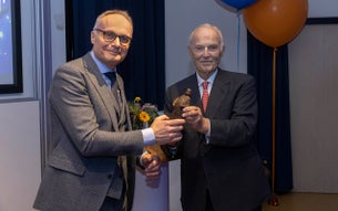 Henk van den Brink ontvangt Boerhaaveprijs uit handen van de heer Fentener van Vlissingen