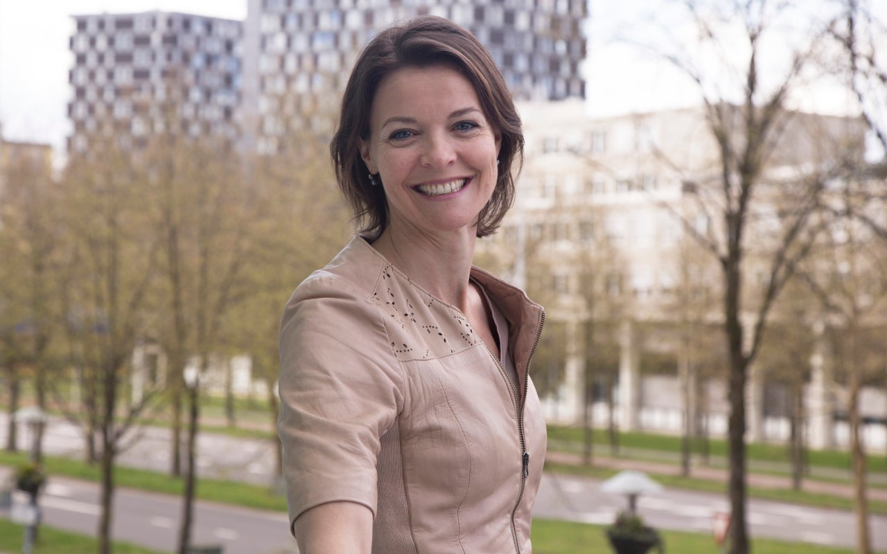 Portretfoto van Patricia Bruijning-Verhagen, hoogleraar vaccinatie- en infectiebestrijdingsepidemiologie.