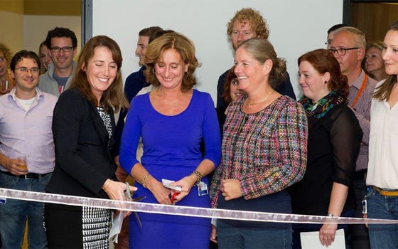 Mirjam van Velthuizen (voormalig lid RvB), Nicolette Notermans en Marina Blom (medisch afdelingshoofd Neurologie) knippen het lint door bij de opening van de poli Neuromusculaire ziekten/