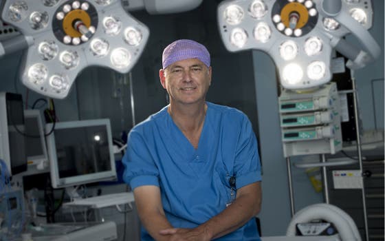 Bas Veersema in operatiekleding in de operatiekamer. 
