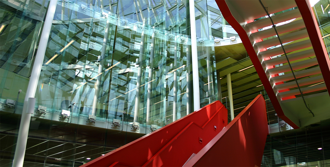 Rode trappen in het onderwijsgebouw