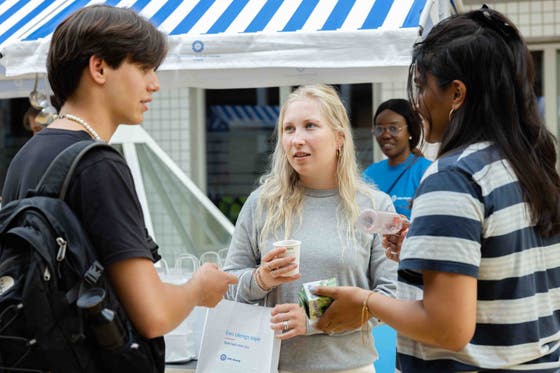 Drie studenten praten met elkaar.