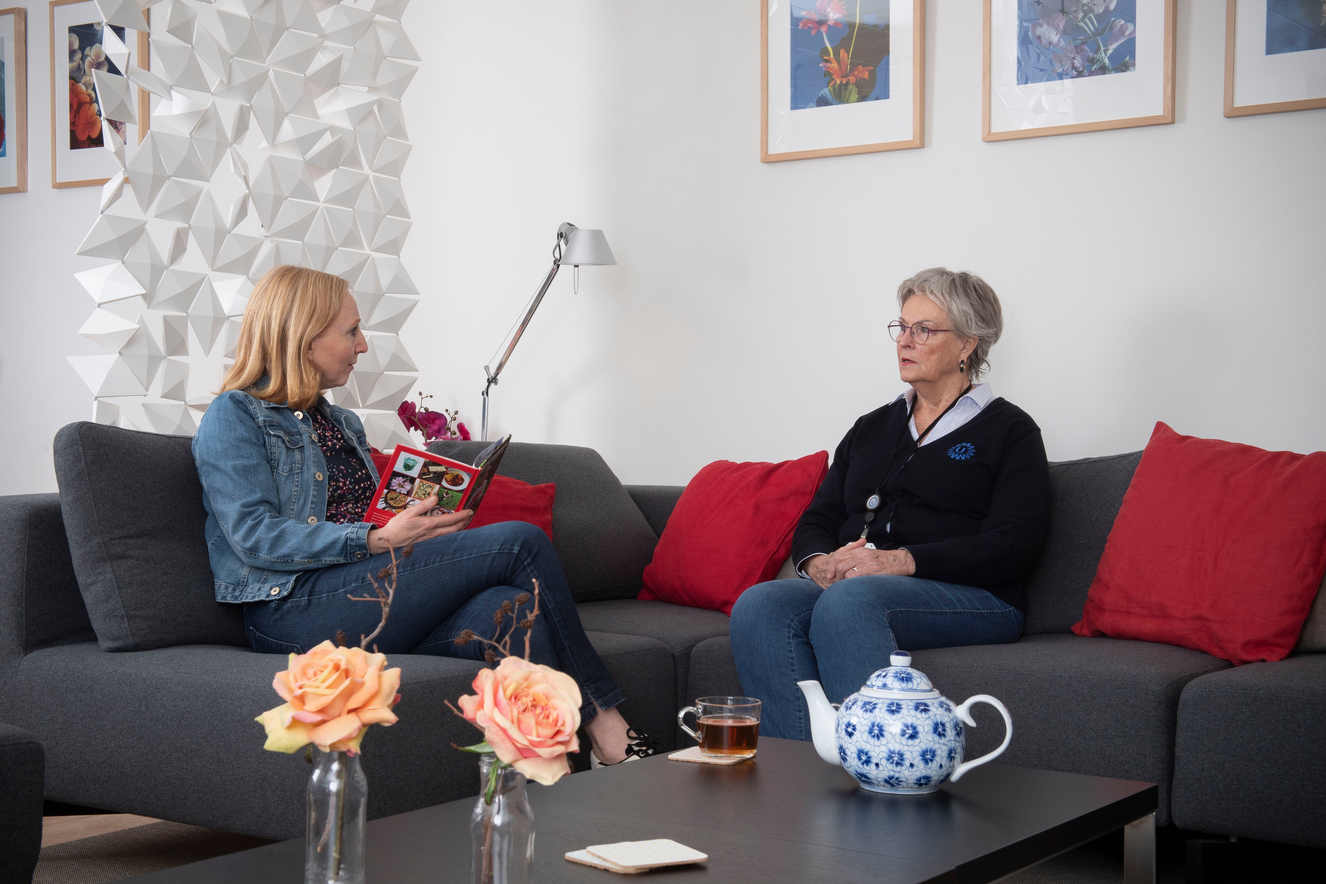 Twee vrouwen in gesprek in een gastenverblijf