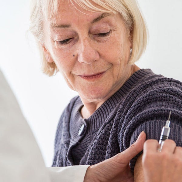Vrouw krijgt vaccinatie