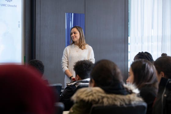 Medewerker geeft voorlichting aan groep van weekendschool