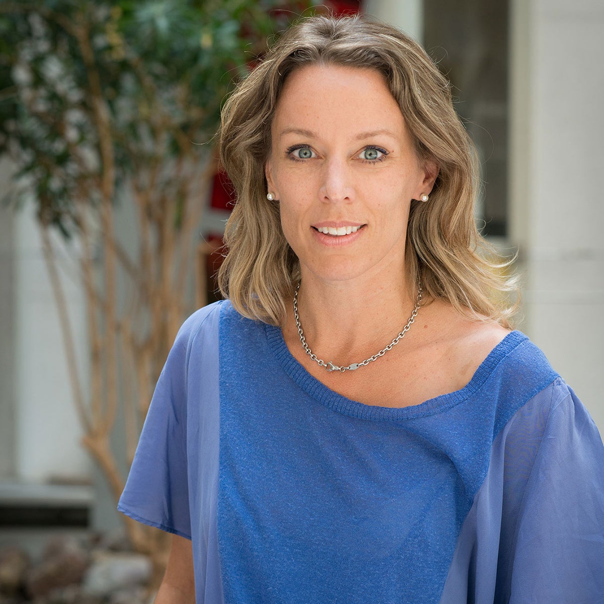 Een vrouw (Lenny Verkooijen) met een blauw shirt