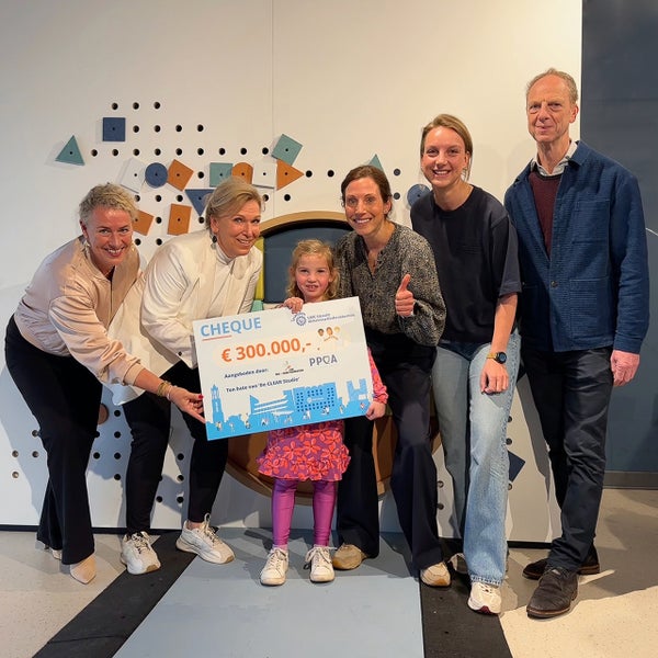 Mila neemt samen met dr. Emma Paes, prof. Mink van der Molen en drs. Lieke Hofman een cheque van 300.000 euro in ontvangst uit handen van Trudy Berghuis van For Wis(h)dom en Anka Boer van Stichting PPQA