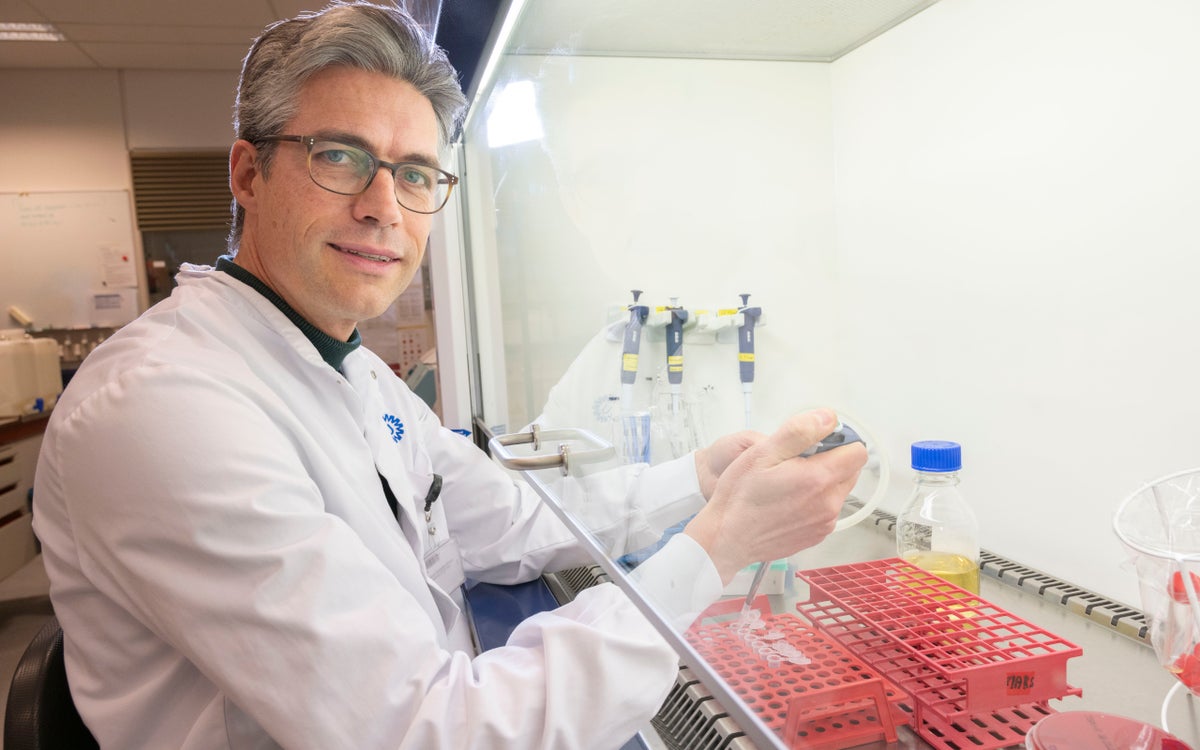 Pieter-Jan Haas in het laboratorium.