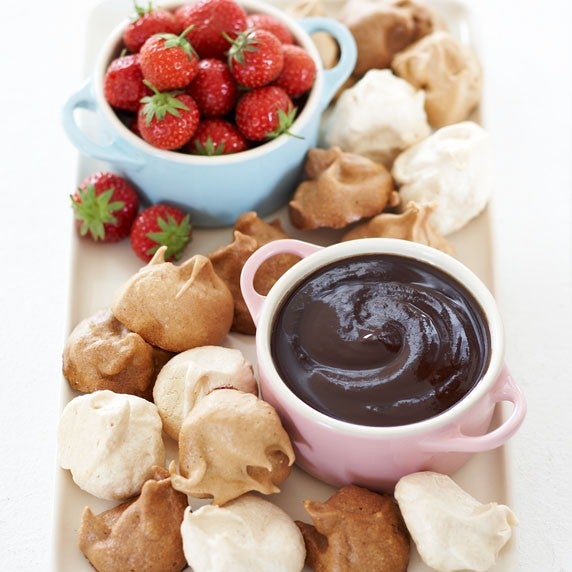 Mini meringue with chocolate fondue