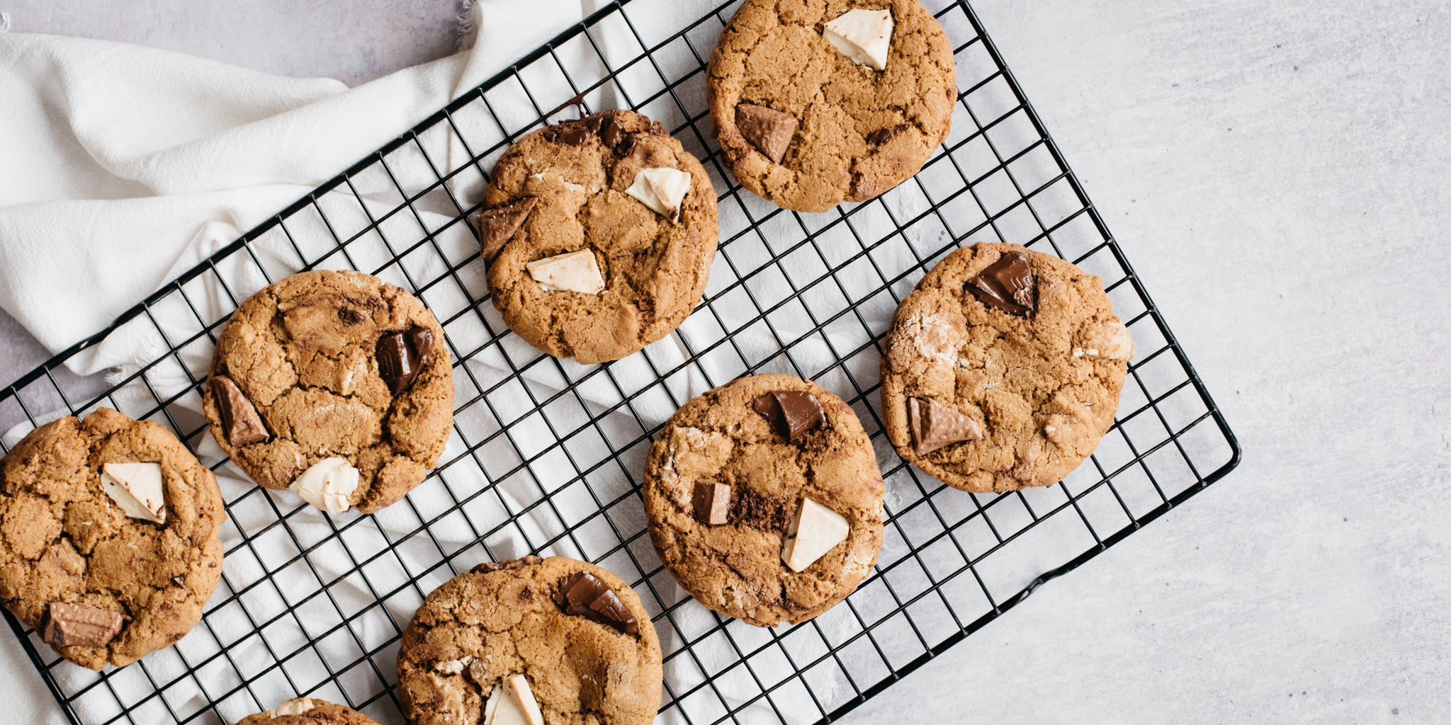 8 cookies lined in a row on a cooling rack