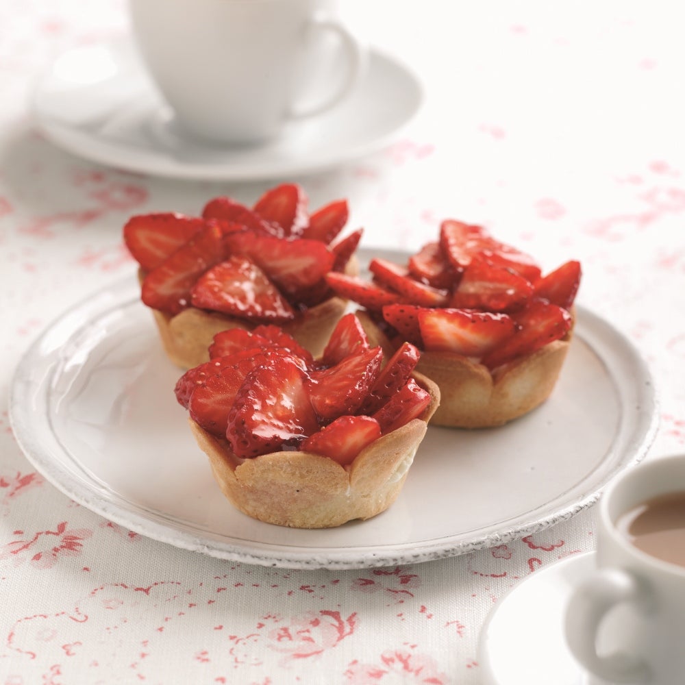1-Glazed-strawberry-tarts-with-elderflower-cream-web.jpg
