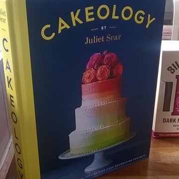 Juliet Sear front cover Cakeology recipe book