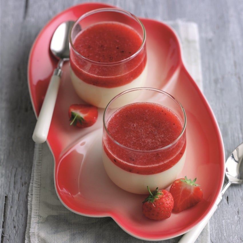 1-White-chocolate-mousses-with-strawberry-and-black-pepper-sauce-web.jpg
