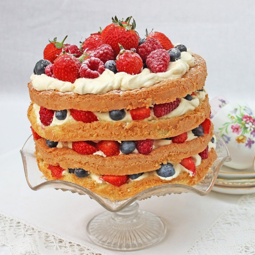 Genoise sponge cake with berries