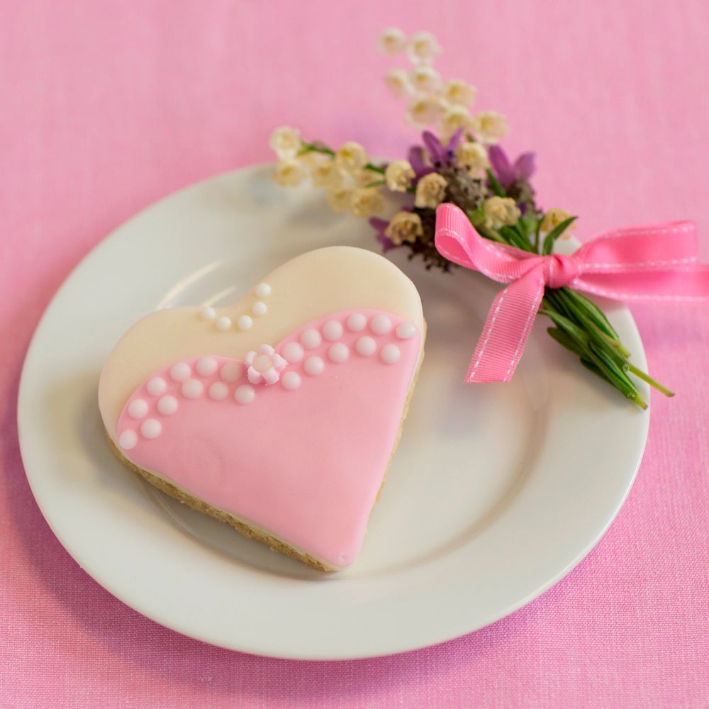 1-Heart-wedding-biscuit-web.jpg