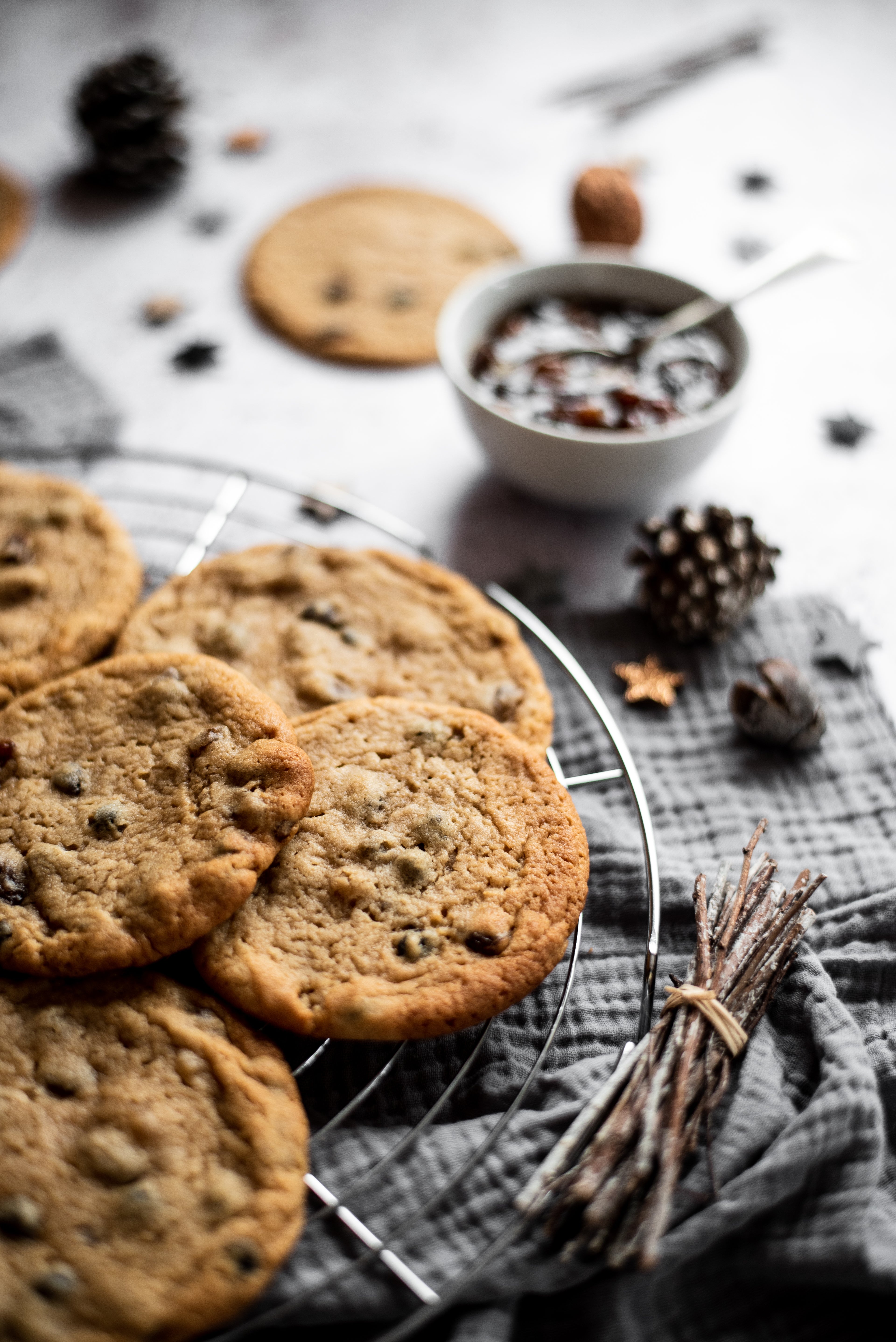 5 cookies stacked on a cooling rack with bowl of mincemeat in background