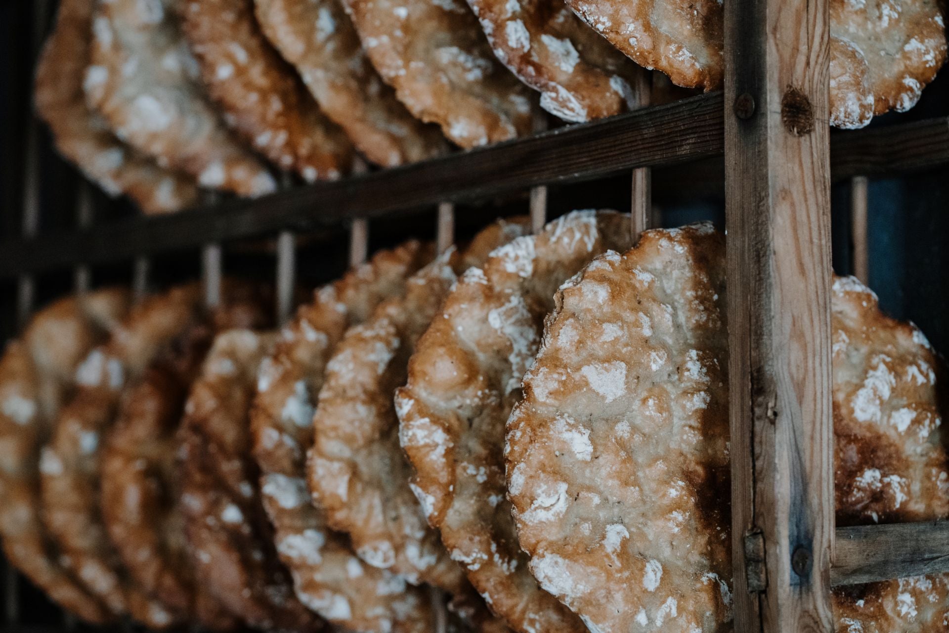 Mehrere Stücke Südtiroler Schüttelbrot g.g.A. aus natürlichen Zutaten.