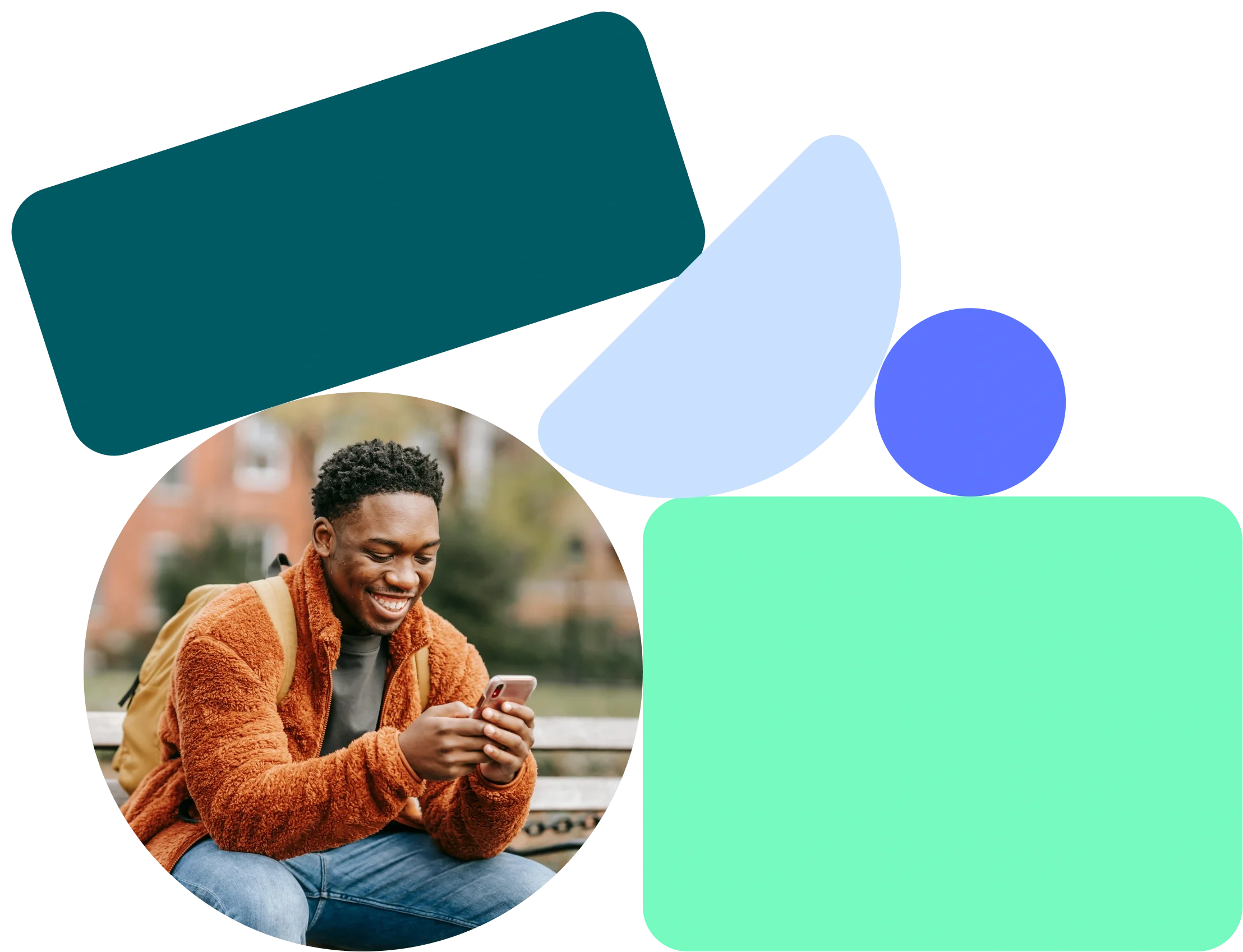 Jeune homme souriant en pull marron, assis dehors et regardant son téléphone, image circulaire sur fond gris avec formes géométriques colorées.
