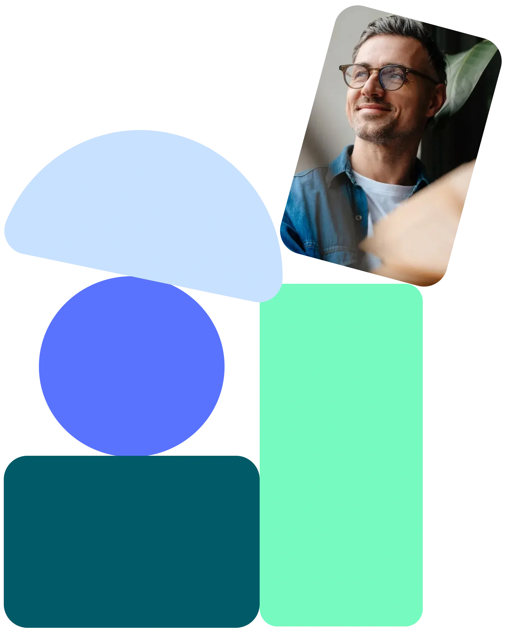 Homme avec lunettes souriant et regardant au loin, image rectangulaire inclinée sur fond gris avec formes géométriques colorées.