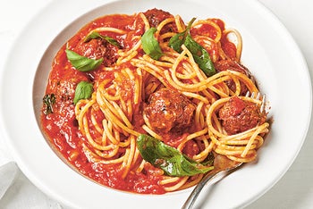 Špagety s rajčatovou omáčkou a masovými kuličkami