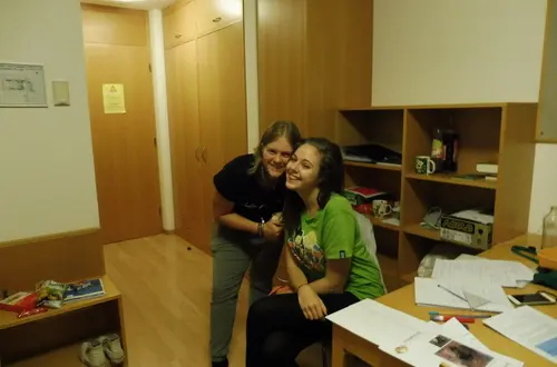 Mädchen im Zimmer während der Studierzeit Mädchen im Zimmer während der Studierzeit