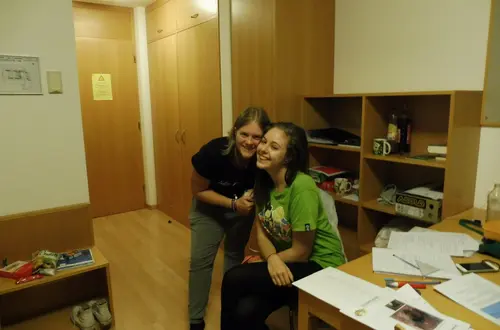 Mädchen im Zimmer während der Studierzeit Mädchen im Zimmer während der Studierzeit