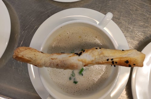 Spargelcremesüppchen mit Bätterteig-Grissino Spargelcremesüppchen mit Bätterteig-Grissino