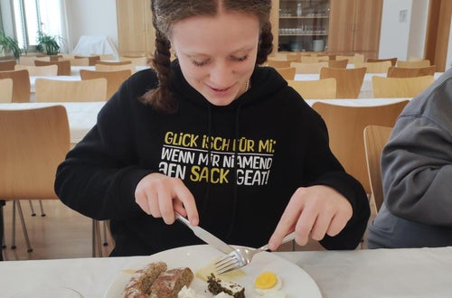 Schülerin beim Essen Schülerin beim Essen