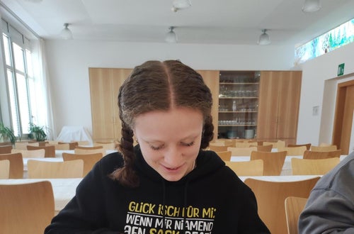 Schülerin beim Essen Schülerin beim Essen