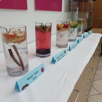 Im Bild sind mehrere Wasserkrüge mit unterschiedlichen Geschmacksvarianten zu sehen. Im Bild sind mehrere Wasserkrüge mit unterschiedlichen Geschmacksvarianten zu sehen.