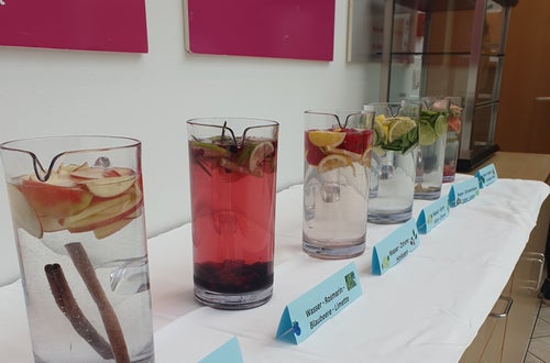 Im Bild sind mehrere Wasserkrüge mit unterschiedlichen Geschmacksvarianten zu sehen. Im Bild sind mehrere Wasserkrüge mit unterschiedlichen Geschmacksvarianten zu sehen.