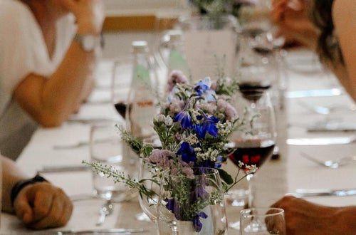 Galadinner: im Vordergrund Tischdekoration und im Hintergrund mehrere Personen Galadinner: im Vordergrund Tischdekoration und im Hintergrund mehrere Personen