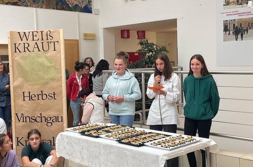 Schülerinnen präsentieren das Weißkraut Schülerinnen präsentieren das Weißkraut