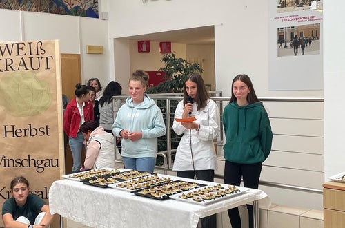 Schülerinnen präsentieren das Weißkraut Schülerinnen präsentieren das Weißkraut