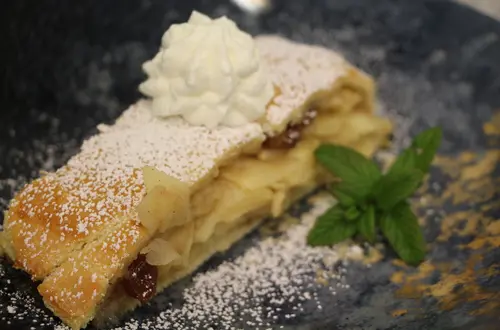 Schön garnierter Apfelstrudel Schön garnierter Apfelstrudel
