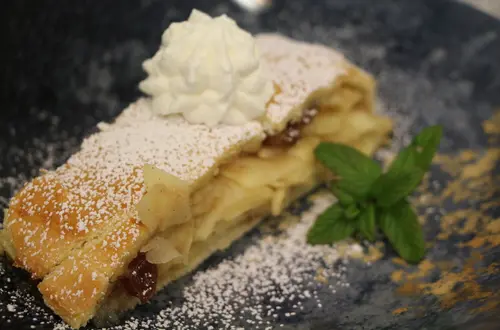 Schön garnierter Apfelstrudel Schön garnierter Apfelstrudel