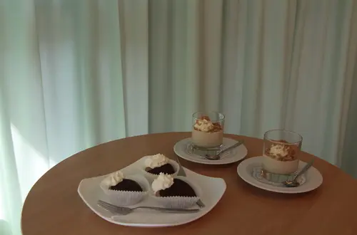 Teller mit Kastanienherzen und Kastanienmousse im Glas Teller mit Kastanienherzen und Kastanienmousse im Glas