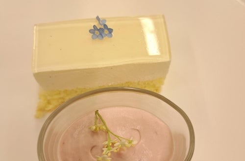 Erdbeermousse im Glas und Holunderblüten-Biskuit Erdbeermousse im Glas und Holunderblüten-Biskuit
