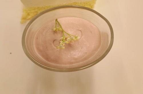 Erdbeermousse im Glas und Holunderblüten-Biskuit Erdbeermousse im Glas und Holunderblüten-Biskuit