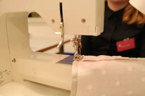 Praxisunterricht Textilverarbeitung: abgebildet ist eine Nähmaschine Praxisunterricht Textilverarbeitung: abgebildet ist eine Nähmaschine