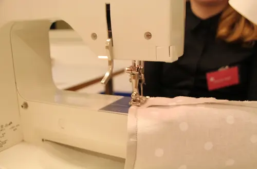 Praxisunterricht Textilverarbeitung: abgebildet ist eine Nähmaschine Praxisunterricht Textilverarbeitung: abgebildet ist eine Nähmaschine