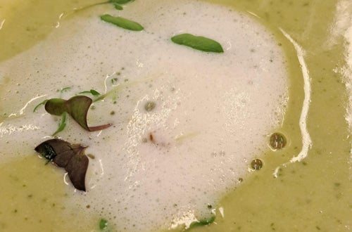 Kresseschaumsüppchen mit Blütenkräcker Kresseschaumsüppchen mit Blütenkräcker