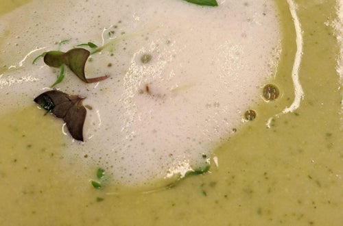 Kresseschaumsüppchen mit Blütenkräcker Kresseschaumsüppchen mit Blütenkräcker