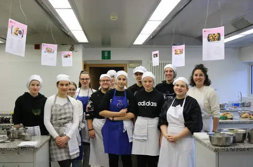 Vorbereitungen für den Tag der offenen Tür in der Küche Vorbereitungen für den Tag der offenen Tür in der Küche